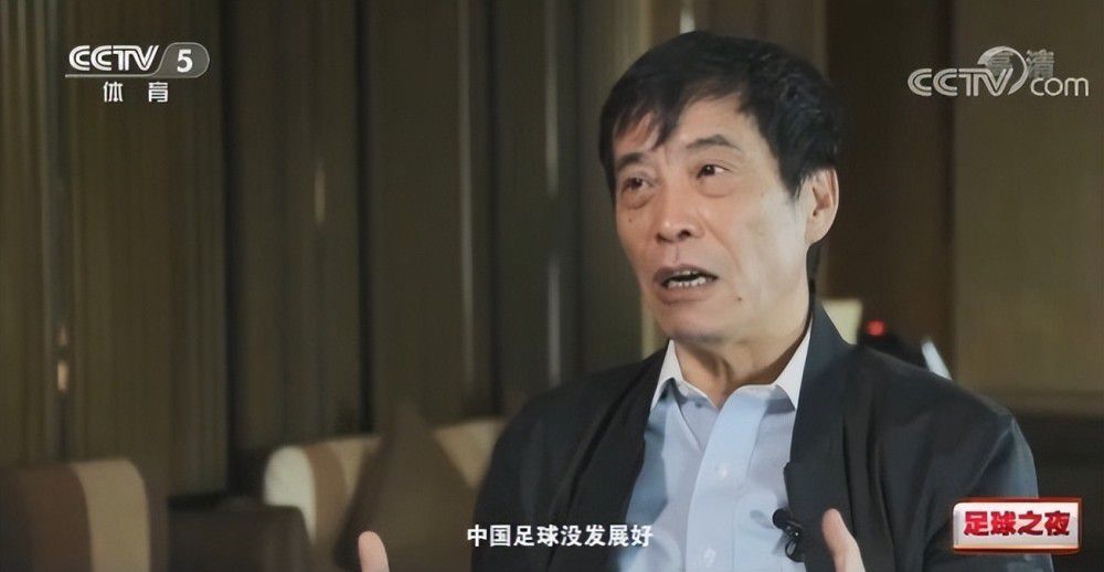 在照片上，扮演海王的杰森•莫玛全副武装、装备整齐地站在照片的正中。