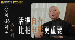 海报中主演纷纷亮相，裘德·洛更是再度突破颜值下限，消瘦的身材搭配即将谢顶的发型，令人印象深刻。